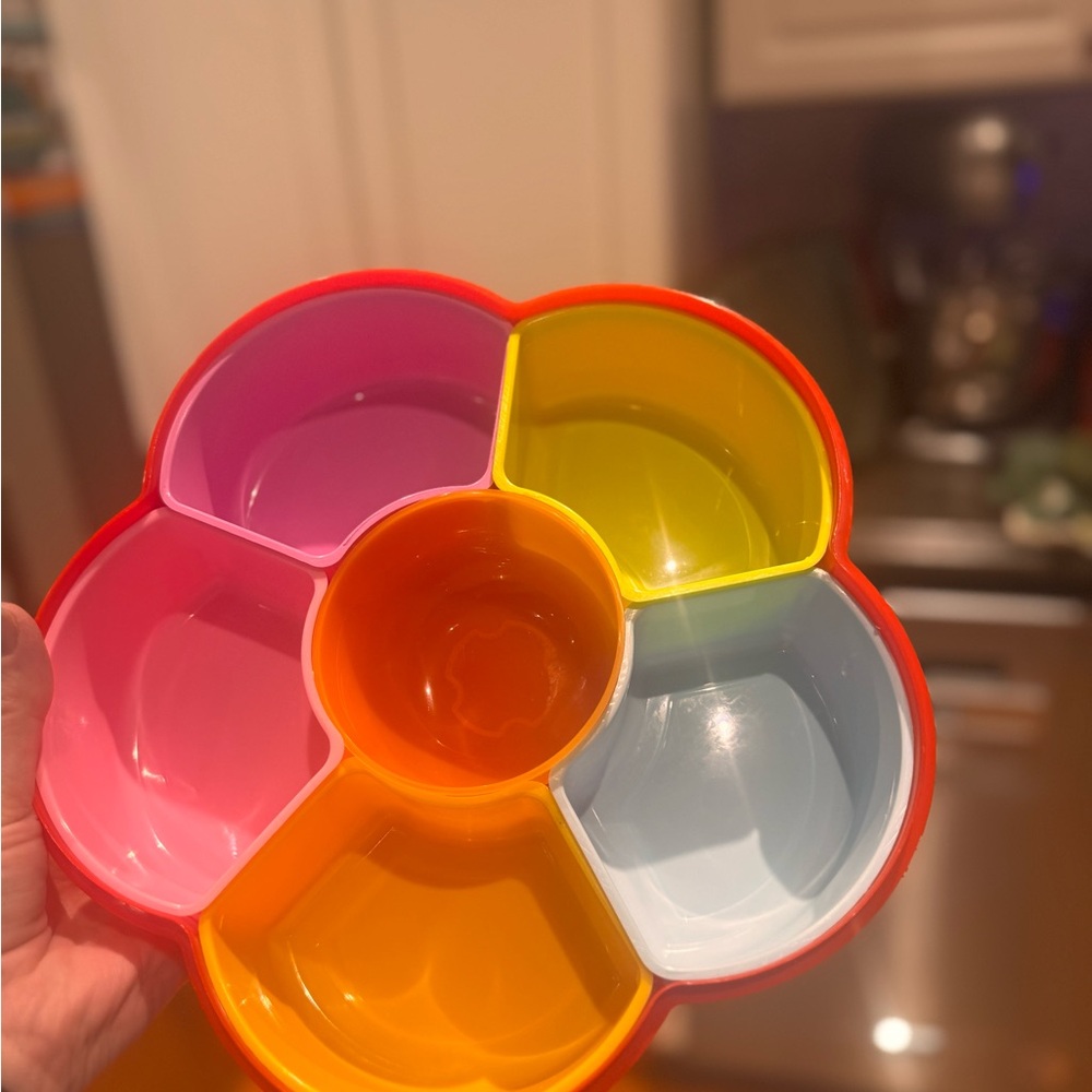Colorful Flower-Shaped Snack Container - Picture 3 of 4